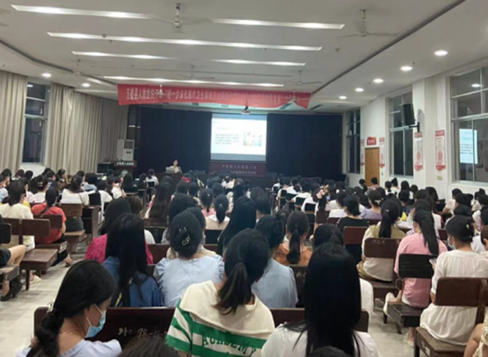 护理(lǐ)部举办全院护士礼仪规范培训