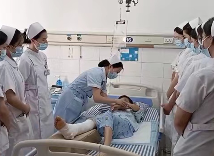 护理(lǐ)部举办实习护生护理(lǐ)教學(xué)查房及专题讲座