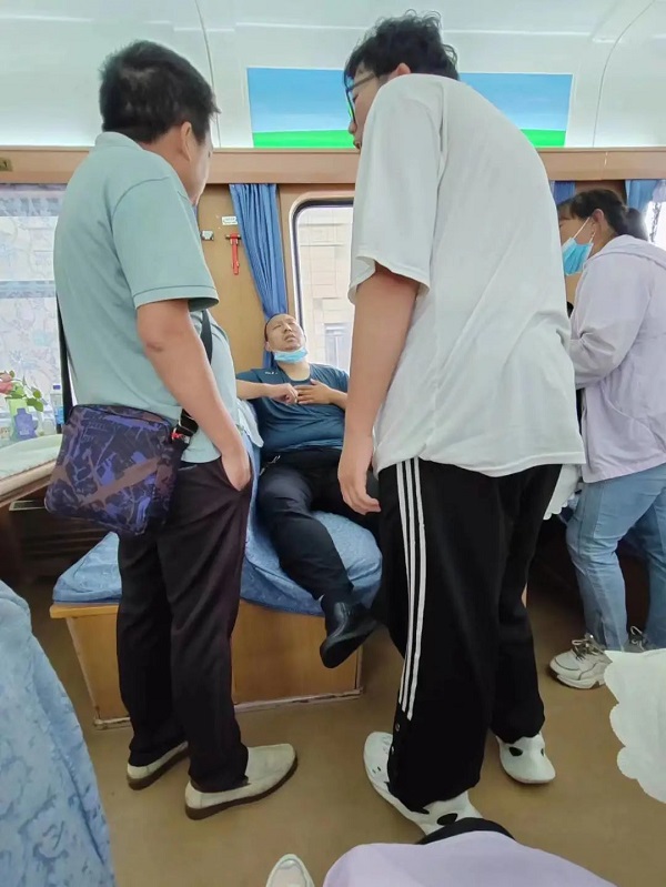 点赞！这名医生在列車(chē)上紧急救人！
